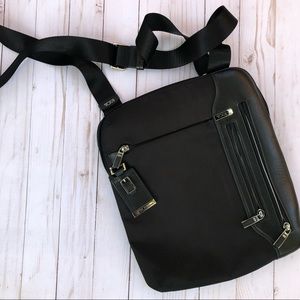 Tumor Arrive mcCarren ZIP Top Crossbody